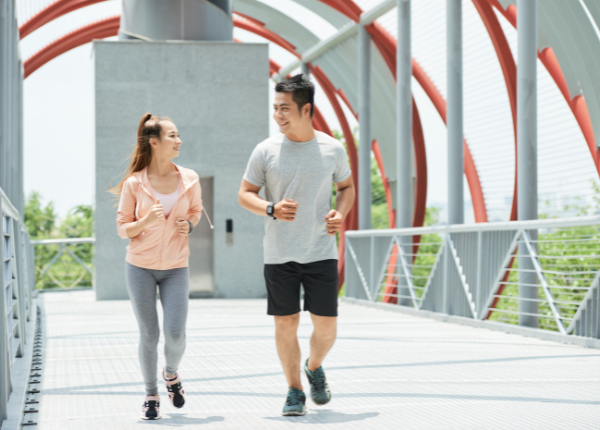 Đi bộ nhanh hay chậm giúp giảm đau lưng?