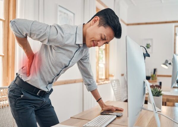 Tại sao gặp tình trạng ngủ dậy bị đau lưng dưới?