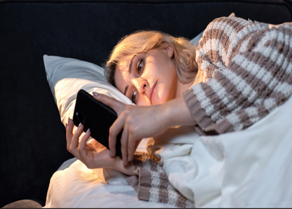 Xem điện thoại trong bóng tối có những tác hại gì? 