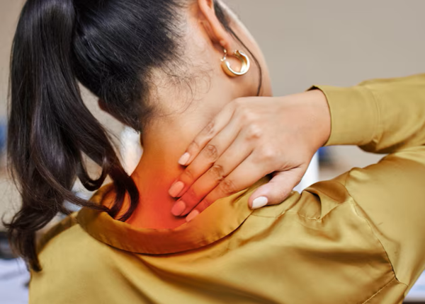 Thoái hóa đốt sống cổ: Vì sao ngày càng trẻ hóa?